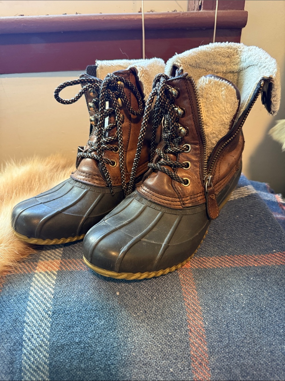 Brown Faux-Shearling Tommy Hilfiger Lace-Up and zip Duck Boots